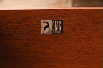 ヴィンテージ家具　イギリスビンテージ　STAG社　モダンなデザインの脚付きチェスト(引き出し)(1)
