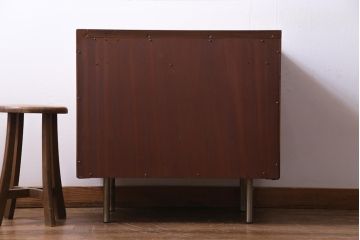 ヴィンテージ家具　イギリスビンテージ　STAG社　モダンなデザインの脚付きチェスト(引き出し)(1)