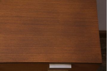 ヴィンテージ家具　イギリスビンテージ　STAG社　モダンなデザインの脚付きチェスト(引き出し)(1)