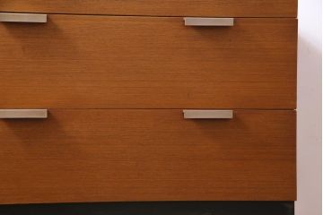 ヴィンテージ家具　イギリスビンテージ　STAG社　モダンなデザインの脚付きチェスト(引き出し)(1)