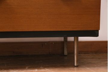 ヴィンテージ家具　イギリスビンテージ　STAG社　モダンなデザインの脚付きチェスト(引き出し)(1)