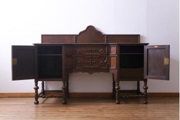 アンティーク家具　イギリスアンティーク　オーク材　上手物　落ち着いた華やかさが気品漂うサイドボード(収納棚、キャビネット)