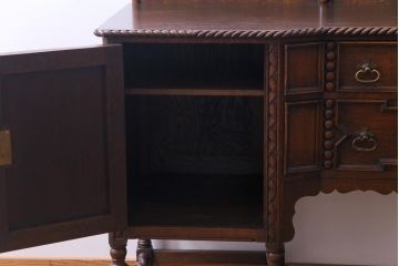 アンティーク家具　イギリスアンティーク　オーク材　上手物　落ち着いた華やかさが気品漂うサイドボード(収納棚、キャビネット)