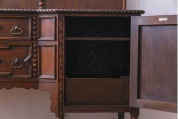 アンティーク家具　イギリスアンティーク　オーク材　上手物　落ち着いた華やかさが気品漂うサイドボード(収納棚、キャビネット)