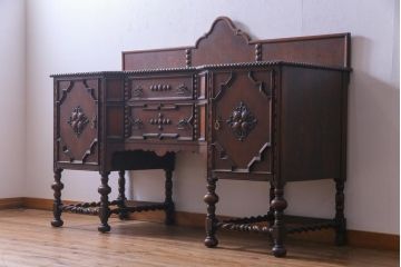 アンティーク家具　イギリスアンティーク　オーク材　上手物　落ち着いた華やかさが気品漂うサイドボード(収納棚、キャビネット)