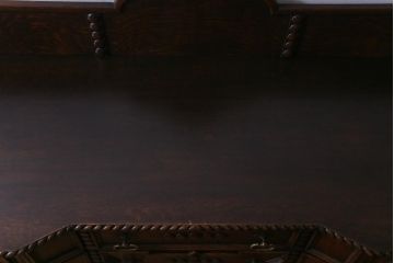 アンティーク家具　イギリスアンティーク　オーク材　上手物　落ち着いた華やかさが気品漂うサイドボード(収納棚、キャビネット)