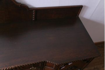 アンティーク家具　イギリスアンティーク　オーク材　上手物　落ち着いた華やかさが気品漂うサイドボード(収納棚、キャビネット)