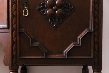 アンティーク家具　イギリスアンティーク　オーク材　上手物　落ち着いた華やかさが気品漂うサイドボード(収納棚、キャビネット)