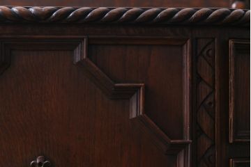 アンティーク家具　イギリスアンティーク　オーク材　上手物　落ち着いた華やかさが気品漂うサイドボード(収納棚、キャビネット)