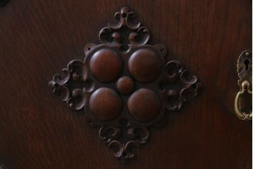 アンティーク家具　イギリスアンティーク　オーク材　上手物　落ち着いた華やかさが気品漂うサイドボード(収納棚、キャビネット)