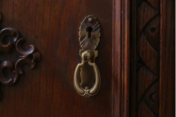 アンティーク家具　イギリスアンティーク　オーク材　上手物　落ち着いた華やかさが気品漂うサイドボード(収納棚、キャビネット)