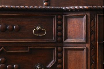 アンティーク家具　イギリスアンティーク　オーク材　上手物　落ち着いた華やかさが気品漂うサイドボード(収納棚、キャビネット)