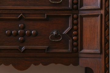 アンティーク家具　イギリスアンティーク　オーク材　上手物　落ち着いた華やかさが気品漂うサイドボード(収納棚、キャビネット)