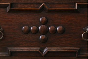 アンティーク家具　イギリスアンティーク　オーク材　上手物　落ち着いた華やかさが気品漂うサイドボード(収納棚、キャビネット)