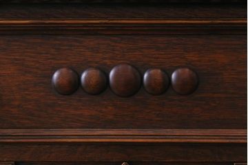 アンティーク家具　イギリスアンティーク　オーク材　上手物　落ち着いた華やかさが気品漂うサイドボード(収納棚、キャビネット)