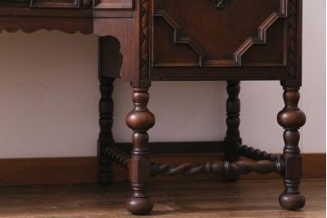 アンティーク家具　イギリスアンティーク　オーク材　上手物　落ち着いた華やかさが気品漂うサイドボード(収納棚、キャビネット)