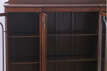 アンティーク家具　イギリスアンティーク　マホガニー材　上品な雰囲気が魅力的なガラス扉のキャビネット(サイドボード、収納棚、飾り棚)