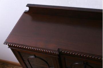 アンティーク家具　イギリスアンティーク　マホガニー材　上品な雰囲気が魅力的なガラス扉のキャビネット(サイドボード、収納棚、飾り棚)