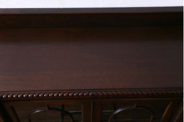 アンティーク家具　イギリスアンティーク　マホガニー材　上品な雰囲気が魅力的なガラス扉のキャビネット(サイドボード、収納棚、飾り棚)