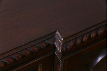 アンティーク家具　イギリスアンティーク　マホガニー材　上品な雰囲気が魅力的なガラス扉のキャビネット(サイドボード、収納棚、飾り棚)