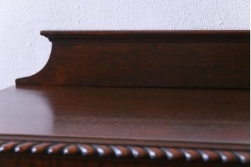 アンティーク家具　イギリスアンティーク　マホガニー材　上品な雰囲気が魅力的なガラス扉のキャビネット(サイドボード、収納棚、飾り棚)