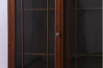 アンティーク家具　イギリスアンティーク　マホガニー材　上品な雰囲気が魅力的なガラス扉のキャビネット(サイドボード、収納棚、飾り棚)