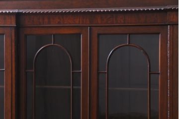 アンティーク家具　イギリスアンティーク　マホガニー材　上品な雰囲気が魅力的なガラス扉のキャビネット(サイドボード、収納棚、飾り棚)