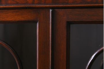 アンティーク家具　イギリスアンティーク　マホガニー材　上品な雰囲気が魅力的なガラス扉のキャビネット(サイドボード、収納棚、飾り棚)