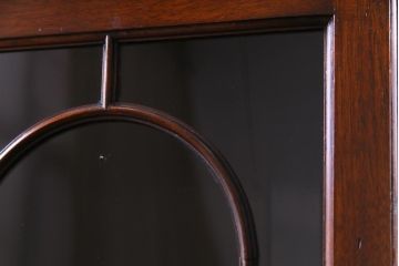 アンティーク家具　イギリスアンティーク　マホガニー材　上品な雰囲気が魅力的なガラス扉のキャビネット(サイドボード、収納棚、飾り棚)