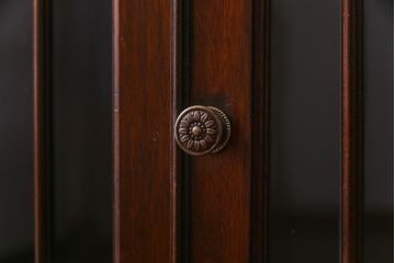 アンティーク家具　イギリスアンティーク　マホガニー材　上品な雰囲気が魅力的なガラス扉のキャビネット(サイドボード、収納棚、飾り棚)