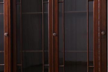 アンティーク家具　イギリスアンティーク　マホガニー材　上品な雰囲気が魅力的なガラス扉のキャビネット(サイドボード、収納棚、飾り棚)