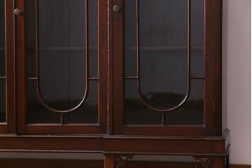 アンティーク家具　イギリスアンティーク　マホガニー材　上品な雰囲気が魅力的なガラス扉のキャビネット(サイドボード、収納棚、飾り棚)