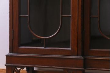 アンティーク家具　イギリスアンティーク　マホガニー材　上品な雰囲気が魅力的なガラス扉のキャビネット(サイドボード、収納棚、飾り棚)