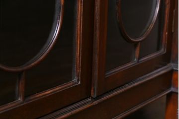 アンティーク家具　イギリスアンティーク　マホガニー材　上品な雰囲気が魅力的なガラス扉のキャビネット(サイドボード、収納棚、飾り棚)