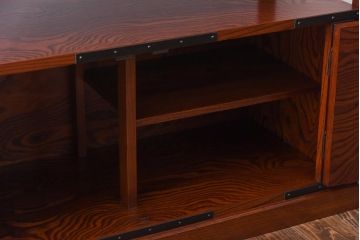 工芸家具　総ケヤキ材　漆塗り　丸に上り藤　手打ち金具が魅力を高める飾り棚(飾棚)(定価約68万円)