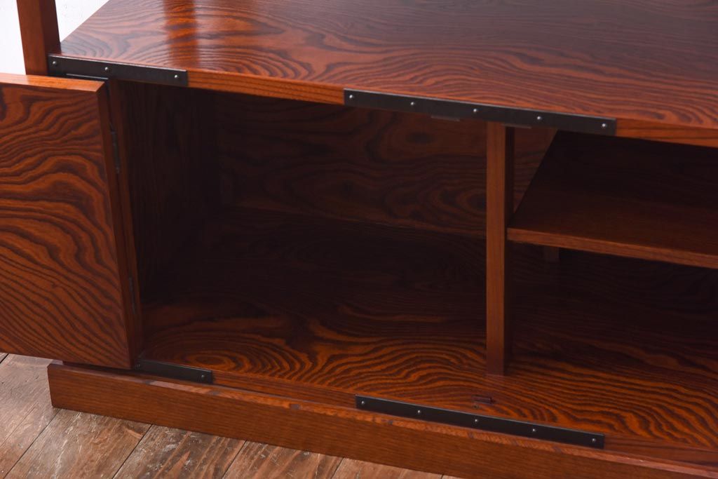 工芸家具　総ケヤキ材　漆塗り　丸に上り藤　手打ち金具が魅力を高める飾り棚(飾棚)(定価約68万円)