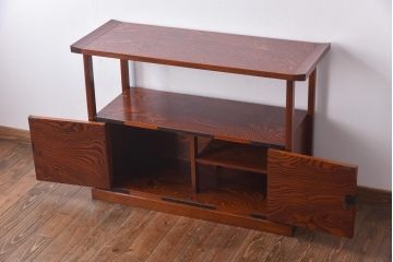 工芸家具　総ケヤキ材　漆塗り　丸に上り藤　手打ち金具が魅力を高める飾り棚(飾棚)(定価約68万円)