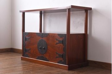 工芸家具　総ケヤキ材　漆塗り　丸に上り藤　手打ち金具が魅力を高める飾り棚(飾棚)(定価約68万円)