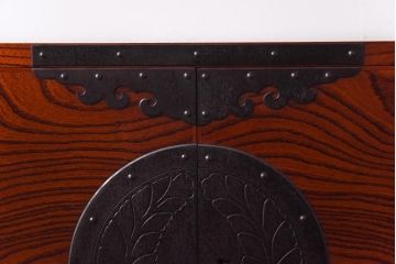 工芸家具　総ケヤキ材　漆塗り　丸に上り藤　手打ち金具が魅力を高める飾り棚(飾棚)(定価約68万円)