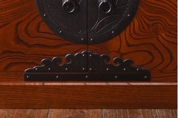 工芸家具　総ケヤキ材　漆塗り　丸に上り藤　手打ち金具が魅力を高める飾り棚(飾棚)(定価約68万円)