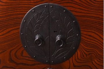 工芸家具　総ケヤキ材　漆塗り　丸に上り藤　手打ち金具が魅力を高める飾り棚(飾棚)(定価約68万円)