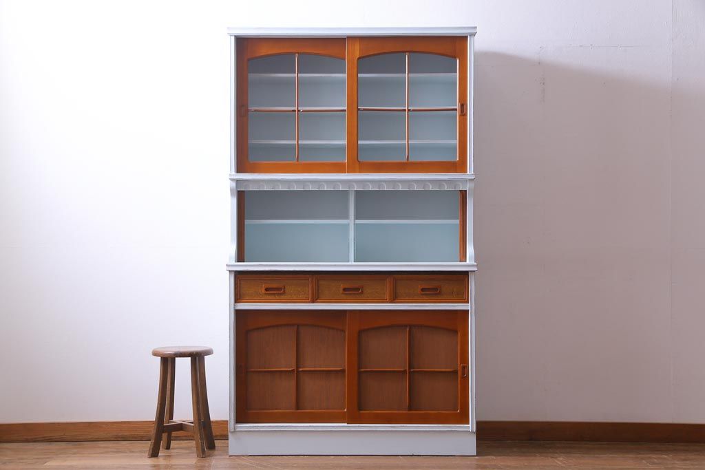 ジャパンビンテージ　ペイント家具　レトロな雰囲気が魅力的なカップボード(食器棚、収納棚)