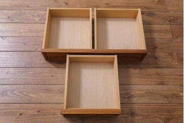 ジャパンビンテージ　ペイント家具　レトロな雰囲気が魅力的なカップボード(食器棚、収納棚)