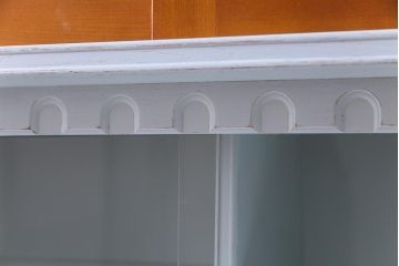 ジャパンビンテージ　ペイント家具　レトロな雰囲気が魅力的なカップボード(食器棚、収納棚)