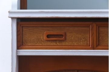 ジャパンビンテージ　ペイント家具　レトロな雰囲気が魅力的なカップボード(食器棚、収納棚)