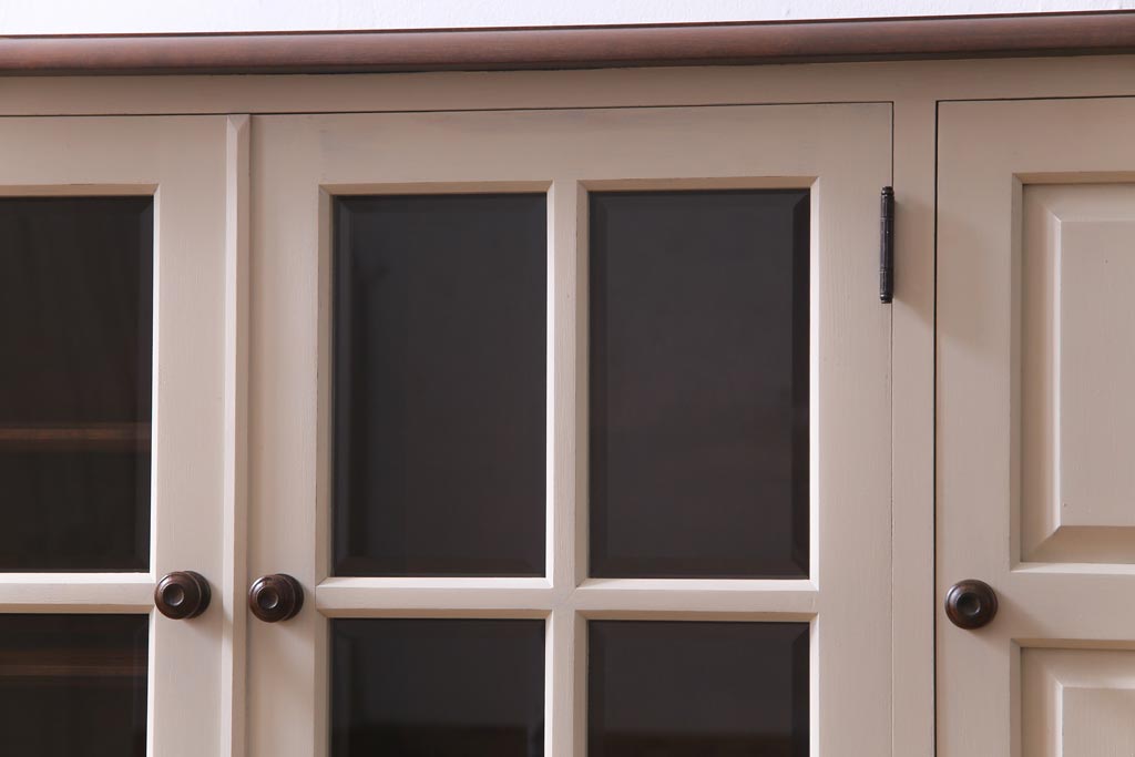 ペイント家具　ビンテージ　#138　淡いカラーが一味違う北海道民芸家具のサイドボード(サイドキャビネット、収納棚)