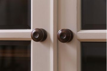 ペイント家具　ビンテージ　#138　淡いカラーが一味違う北海道民芸家具のサイドボード(サイドキャビネット、収納棚)