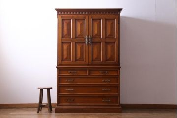 中古　横浜クラシック家具　ダニエル(Daniel)　アーリーアメリカン　木のあたたかみを感じる上品な衣装タンス(引き出し、チェスト)