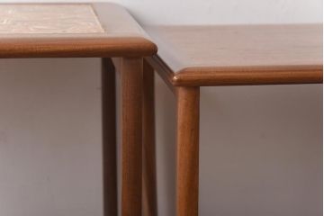ヴィンテージ家具　北欧ビンテージ　G-PLAN(ジープラン)　チーク材　オリエンタルな模様が目を引くタイルトップのネストテーブル(サイドテーブル)