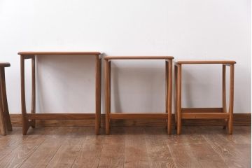 ヴィンテージ家具　北欧ビンテージ　G-PLAN(ジープラン)　チーク材　オリエンタルな模様が目を引くタイルトップのネストテーブル(サイドテーブル)